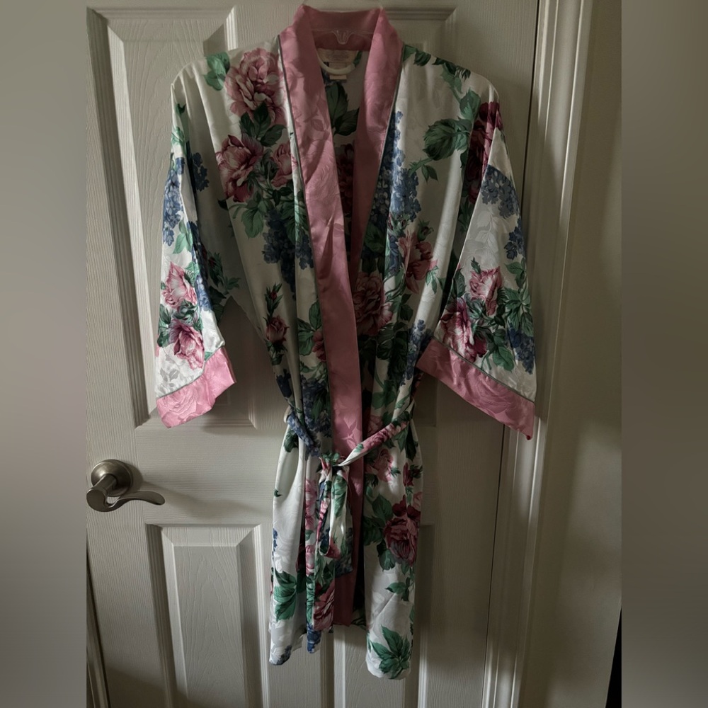 Amelia’s wrap floral robe one size fits all